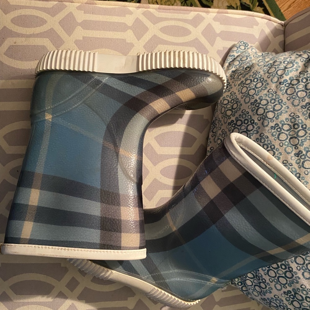 33/34 1/2 burberry girls Boots authentic and real
